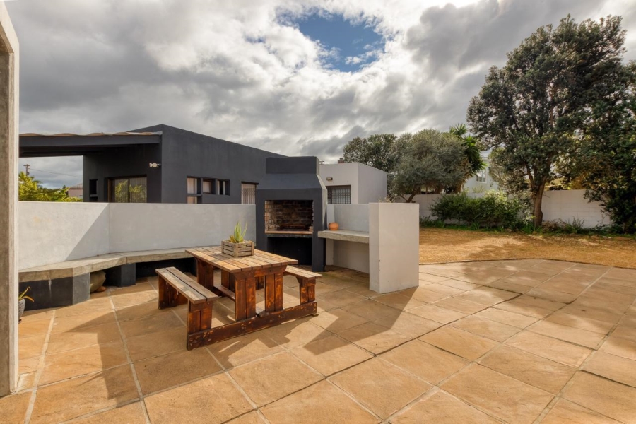5 Bedroom Property for Sale in Sandbaai Western Cape
